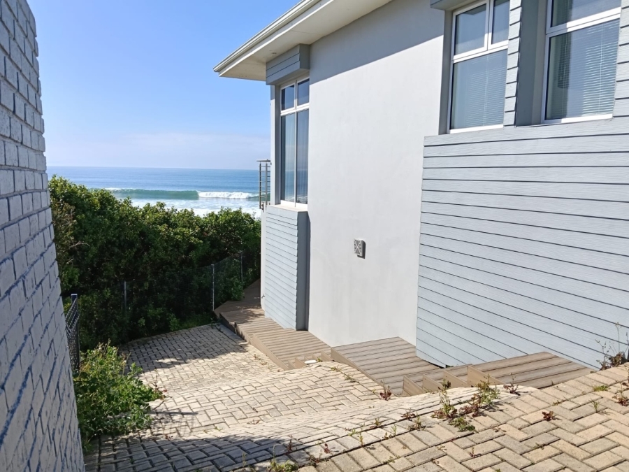 6 Bedroom Property for Sale in Wavecrest Eastern Cape